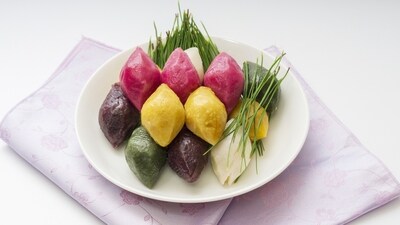 Songpyeon, a traditional Korean dessert that bears a resemblance to the Indian Gujiya Songpyeon, a traditional Korean dessert that bears a resemblance to the Indian Gujiya