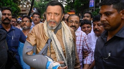 Actor and former BJP MP Mithun Chakraborty with injury in hand joins the protest rally 'Vivek Jagoron Yatra' demanding justice for the trainee doctor, who was allegedly raped and killed at the RG Kar Hospital in Kolkata. (Samir Jana/ Hindustan Times) Actor and former BJP MP Mithun Chakraborty with injury in hand joins the protest rally 'Vivek Jagoron Yatra' demanding justice for the trainee doctor, who was allegedly raped and killed at the RG Kar Hospital in Kolkata. (Samir Jana/ Hindustan Times)