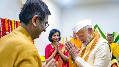 Prime Minister Narendra Modi visited Chief Justice of India DY Chandrachud's house and attended 'Ganpati Poojan' (PTI Photo) (PTI) Prime Minister Narendra Modi visited Chief Justice of India DY Chandrachud's house and attended 'Ganpati Poojan' (PTI Photo) (PTI)