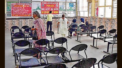 Patients who were unaware of the strike turned up at the civil hospital in Ludhiana and had to leave dejected. (Gurpreet Singh/HT) Patients who were unaware of the strike turned up at the civil hospital in Ludhiana and had to leave dejected. (Gurpreet Singh/HT)