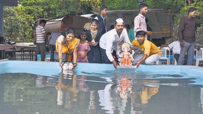 Sixth day of Ganesh festival on Thursday saw much fanfare as several household Ganpati idols were immersed with Lord Ganesha’s mother, Goddess Gauri, in tow. (MAHENDRA KOLHE/HT)