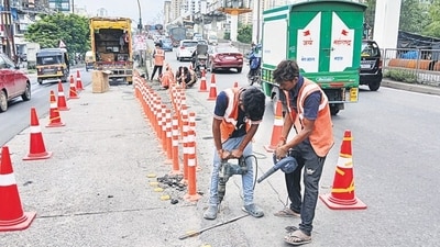 Thane, India - September 11, 2024: After the citizens living in Ghodbunder Road raised their voices regarding the traffic jam on Thane Ghodbunder Road in the last few days, the concerned department has taken notice and installed a reflector near the spot of the accident at manpada bridge GB Road ,in Thane,in Mumbai, India, on, Wednesday, September 11, 2024. ( Praful Gangurde /HT Photo ) Thane, India - September 11, 2024: After the citizens living in Ghodbunder Road raised their voices regarding the traffic jam on Thane Ghodbunder Road in the last few days, the concerned department has taken notice and installed a reflector near the spot of the accident at manpada bridge GB Road ,in Thane,in Mumbai, India, on, Wednesday, September 11, 2024. ( Praful Gangurde /HT Photo )