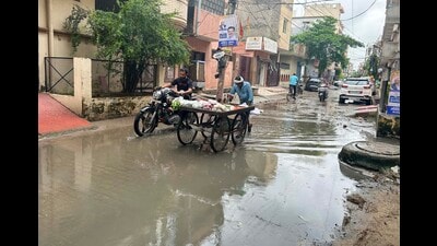 The sewer systems are completely clogged at most places in Ward 16 with the residents forced to commute through the mud and filth that has accumulated on the road from the continuous flow. It ultimately results in severe waterlogging even after a spell of rain that lasts for only a few minutes. (Parveen Kumar/HT) The sewer systems are completely clogged at most places in Ward 16 with the residents forced to commute through the mud and filth that has accumulated on the road from the continuous flow. It ultimately results in severe waterlogging even after a spell of rain that lasts for only a few minutes. (Parveen Kumar/HT)