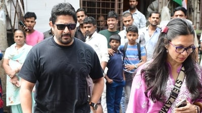 Former VJ Maria Goretti, a friend of Malaika Arora from their early days as MTV VJs, attended Anil Mehta's funeral on Thursday with her husband, actor Arshad Warsi. Former VJ Maria Goretti, a friend of Malaika Arora from their early days as MTV VJs, attended Anil Mehta's funeral on Thursday with her husband, actor Arshad Warsi.