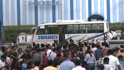 Sticking to their original demand, 30 medics went to Nabanna instead of 15 people as mandated by the state government. (ANI / video screengrab)