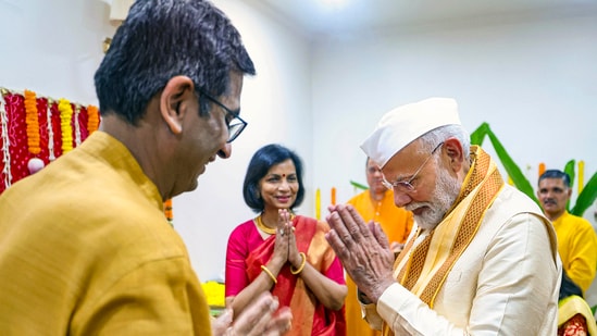 Prime Minister Narendra Modi visited Chief Justice of India DY Chandrachud's house and attended 'Ganpati Poojan' (PTI Photo) (PTI)