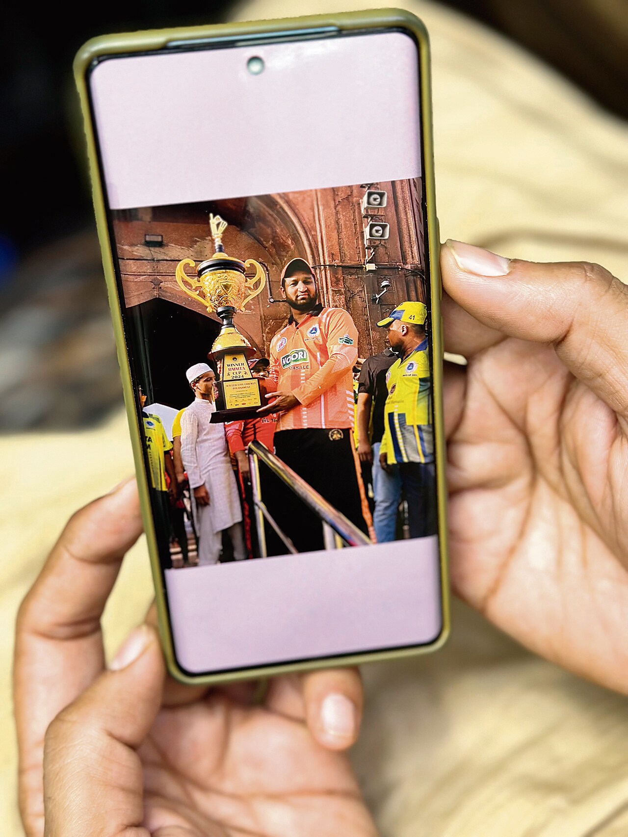 Abdul Hadi in his team’s uniform, holding the cup on the stairs of Jama Masjid.. (HT Photo) Abdul Hadi in his team’s uniform, holding the cup on the stairs of Jama Masjid.. (HT Photo)