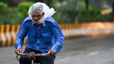 IMD rain forecast: Commuters step out during early morning rain at sector 21, in Noida, India, on Friday, September 13, 2024. (Photo by Sunil Ghosh / Hindustan Times) IMD rain forecast: Commuters step out during early morning rain at sector 21, in Noida, India, on Friday, September 13, 2024. (Photo by Sunil Ghosh / Hindustan Times)