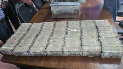 A total of ₹1.49 crore in cash, 260 gm gold and 515 UAE dirhams were recovered from the accused. (HT Photo) A total of ₹1.49 crore in cash, 260 gm gold and 515 UAE dirhams were recovered from the accused. (HT Photo)
