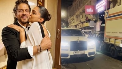 Shah Rukh Khan's car exiting a Mumbai hospital. Shah Rukh Khan's car exiting a Mumbai hospital.