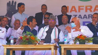 Congress President Mallikarjun Kharge with party leader Ghulam Ahmad Mir and Jammu and Kashmir National Conference (JKNC) President Farooq Abdullah during a public meeting for Jammu and Kashmir Assembly elections, in Anantnag. (PTI) Congress President Mallikarjun Kharge with party leader Ghulam Ahmad Mir and Jammu and Kashmir National Conference (JKNC) President Farooq Abdullah during a public meeting for Jammu and Kashmir Assembly elections, in Anantnag. (PTI)
