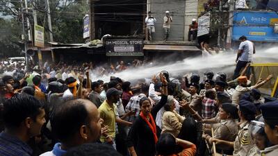 Police resorting to water cannons after protesters try to break barricades at Jail Road, Mandi. (Birbal Sharma/HT) Police resorting to water cannons after protesters try to break barricades at Jail Road, Mandi. (Birbal Sharma/HT)