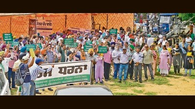 Punjab Agricultural University Teachers’ Association members during the protest at Kisan Mela to press their long standing demands including the revision of allowances as per the UGC 7th pay commission in Ludhiana on Friday, September 13, 2024. (Gurpreet Singh/Hindustan Times) Punjab Agricultural University Teachers’ Association members during the protest at Kisan Mela to press their long standing demands including the revision of allowances as per the UGC 7th pay commission in Ludhiana on Friday, September 13, 2024. (Gurpreet Singh/Hindustan Times)