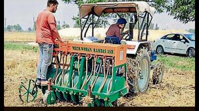 Punjab farmers can submit their online applications for the CRM machinery at agrimachinerypb.com until 5 pm on September 19. (HT File)