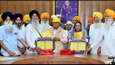 Punjab governor Gulab Chand Kataria being felicitated at Gurdwara Baoli Sahib, located at Goindwal Sahib village in Punjab’s Tarn Taran district. (HT Photo) Punjab governor Gulab Chand Kataria being felicitated at Gurdwara Baoli Sahib, located at Goindwal Sahib village in Punjab’s Tarn Taran district. (HT Photo)