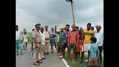 Search operation for elusive wolf being carried out by the forest team along the river basin in Mahsi Tehsil (HT Photo)
