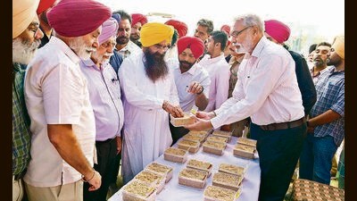 State agriculture minister Gurmeet Singh Khudian, PAU V-C Satbir Singh Gosal and other officials inspecting varieties of grain during the kisan mela in Ludhiana on Friday. (Gurpreet Singh/Hindustan Times)