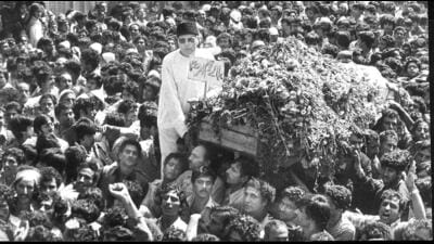 The body of Sheikh Mohammed Abdullah, on a gun carriage, was wrapped in the tricolour and the State’s red flag. The escorts were senior army officials and his son, Farooq Abdullah. (HT Archive) The body of Sheikh Mohammed Abdullah, on a gun carriage, was wrapped in the tricolour and the State’s red flag. The escorts were senior army officials and his son, Farooq Abdullah. (HT Archive)