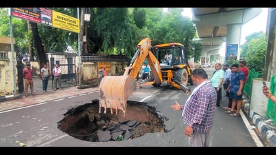 The road cave-in opposite the Lucknow University (Deepak Gupta/HT)