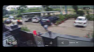 Video grab of the snatching incident that happened in Mohali’s Phase 11. (HT)