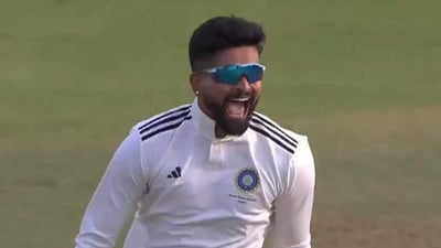 Shreyas Iyer bowling for India D (X) Shreyas Iyer bowling for India D (X)