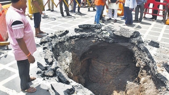 : Leakage in a water main caused a sinkhole of 10 to 15 feet on the road in front of the Madhya Prabhadevi Sarvajanik Utsav Mandal near Siddhivinayak Temple, Prabhadevi, on Thursday morning (Bhushan Koyande/HT Photo)