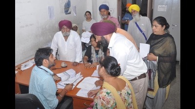 A doctor examines patients in the OPD ward of the Amritsar civil hospital after the Punjab Civil Medical Services Association called off strike on Saturday. (Sameer Sehgal/HT) A doctor examines patients in the OPD ward of the Amritsar civil hospital after the Punjab Civil Medical Services Association called off strike on Saturday. (Sameer Sehgal/HT)