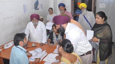 A doctor examining patients at the Civil Hospital in Amritsar on Saturday after the Punjab Civil Medical Services Association (PCMSA) called off its indefinite strike. (Sameer Sehgal/HT) A doctor examining patients at the Civil Hospital in Amritsar on Saturday after the Punjab Civil Medical Services Association (PCMSA) called off its indefinite strike. (Sameer Sehgal/HT)