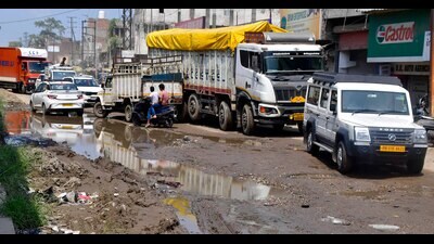 A view of poor road conditions at key entry point to Transport Nagar in Ludhiana on Thursday, September 12, 2024. (Manish/Hindustan Times) A view of poor road conditions at key entry point to Transport Nagar in Ludhiana on Thursday, September 12, 2024. (Manish/Hindustan Times)