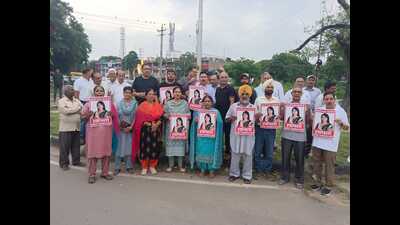 BJP councillors and Ward Number 27 residents holding a protest in Sector 40 on Saturday. (HT Photo)