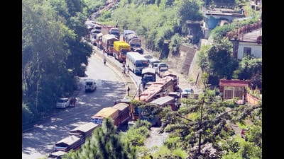 Chandigarh-Manali road blocked at 9 miles near Mandi due to land slide after rain on Saturday. (Birbal Sharma/HT) Chandigarh-Manali road blocked at 9 miles near Mandi due to land slide after rain on Saturday. (Birbal Sharma/HT)