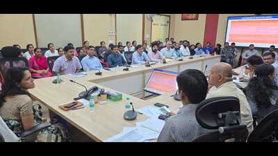 Health ATM operators and divisional commissioner meeting at the Smart City Auditorium, in Lucknow, on Saturday (HT Photo)