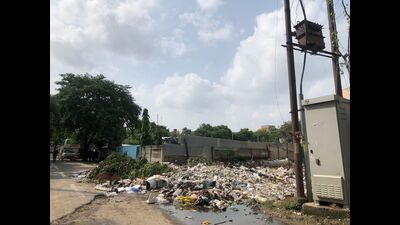 Open dumping in the Vibhuti Khand area of the state capital (HT Photo) Open dumping in the Vibhuti Khand area of the state capital (HT Photo)