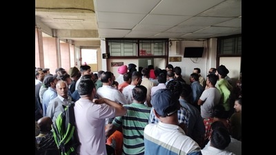 Traffic violators queued up at District Courts Complex in Sector 43, Chandigarh, to settle their challans. (HT Photo)