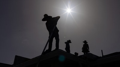 Roofers sport hats to take cover from the sun during a heatwave in Eagle Pass, Texas, U.S. July 27, 2023.  REUTERS/Adrees Latif     TPX IMAGES OF THE DAY (REUTERS)