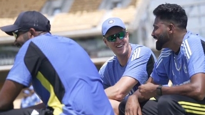 Morne Morkel (in middle) with Mohammed Siraj (R) and Jasprit Bumrah (BCCI)