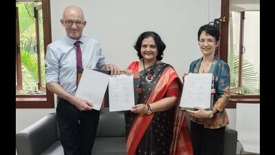 (From left) Markus Biechele, director Goethe-Institut Pune, Swati Acharya, head, department of foreign languages, Savitribai Phule Pune University and Alicia Padros, deputy director and head of language department Goethe-Institut Pune. (HT PHOTO) (From left) Markus Biechele, director Goethe-Institut Pune, Swati Acharya, head, department of foreign languages, Savitribai Phule Pune University and Alicia Padros, deputy director and head of language department Goethe-Institut Pune. (HT PHOTO)