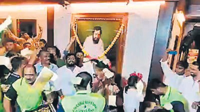 2 Sena functionaries removed for showering money before portrait of CM Shinde’s mentor 2 Sena functionaries removed for showering money before portrait of CM Shinde’s mentor