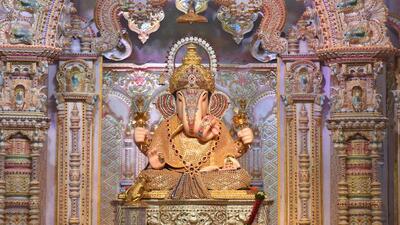 As per the routine, Manache Ganpati usually starts at 9 am, but considering the gaps in between two procession the police has asked Dagdusheth Halwai Ganesh Mandal to start procession early. (HT FILE)
