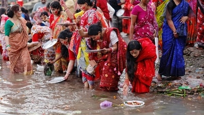 Bangladeshi Hindu devotees release oil lamps to the Buriganga river as they observe Bipodtarini or Bipodnashini puja in Dhaka, Bangladesh, July 9, 2024. REUTERS/Mohammad Ponir Hossain     TPX IMAGES OF THE DAY (REUTERS)