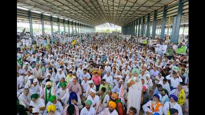 Farmers from Haryana and Punjab on Sunday held a mahapanchayat at new grain market in Jind’s Uchana Kalan under the banner of Sanyukt Kisan Morcha (non-political) pressing for their demands of a legal guarantee for minimum support price (MSP) on all crops. (HT Photo)