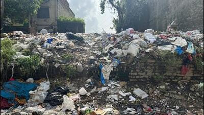 Illegally dumped the garbage in empty plot in Barafkhana in Ward 18. (Parveen Kumar/HT Photo)