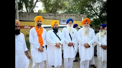 Mandeep Singh Sidhu, with Faridkot MP Sarabjeet Singh Khalsa and others during a poll campaign in Gidderbaha. (HT photo) Mandeep Singh Sidhu, with Faridkot MP Sarabjeet Singh Khalsa and others during a poll campaign in Gidderbaha. (HT photo)
