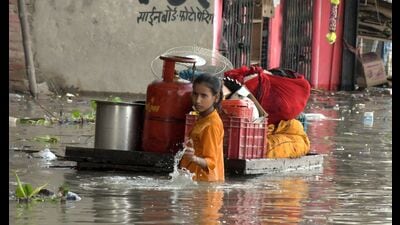 Residents forced to flee their homes in Prayagraj amidst rising water levels of Ganga and Yamuna. (HT) Residents forced to flee their homes in Prayagraj amidst rising water levels of Ganga and Yamuna. (HT)