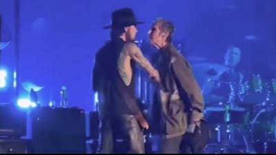 Perry Farell punches Dave Navarro during a Boston concert. (@ettylaufarrell/Instagram) Perry Farell punches Dave Navarro during a Boston concert. (@ettylaufarrell/Instagram)