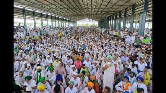 Farmers from Haryana and Punjab on Sunday held a mahapanchayat at new grain market in Jind’s Uchana Kalan under the banner of Sanyukt Kisan Morcha (non-political) pressing for their demands of a legal guarantee for minimum support price (MSP) on all crops. (HT Photo)