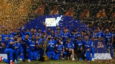Meerut Mavericks celebrate after beating team Kanpur (Deepak Gupta/HT)