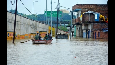 A flood-hit area in Varanasi where people are using boats to commute. (Rajesh Kumar/HT) A flood-hit area in Varanasi where people are using boats to commute. (Rajesh Kumar/HT)