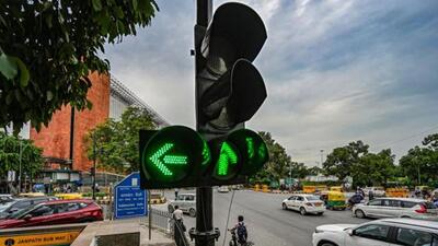 A view of traffic signal at Janpath Road crossing in Delhi’s Connaught Place. (RAJ K RAJ /HT PHOTO) A view of traffic signal at Janpath Road crossing in Delhi’s Connaught Place. (RAJ K RAJ /HT PHOTO)