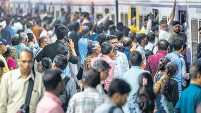 Alighting from local trains on the common platform at Malad has become very difficult during the evening peak hours, said commuters. (Hindustan Times)